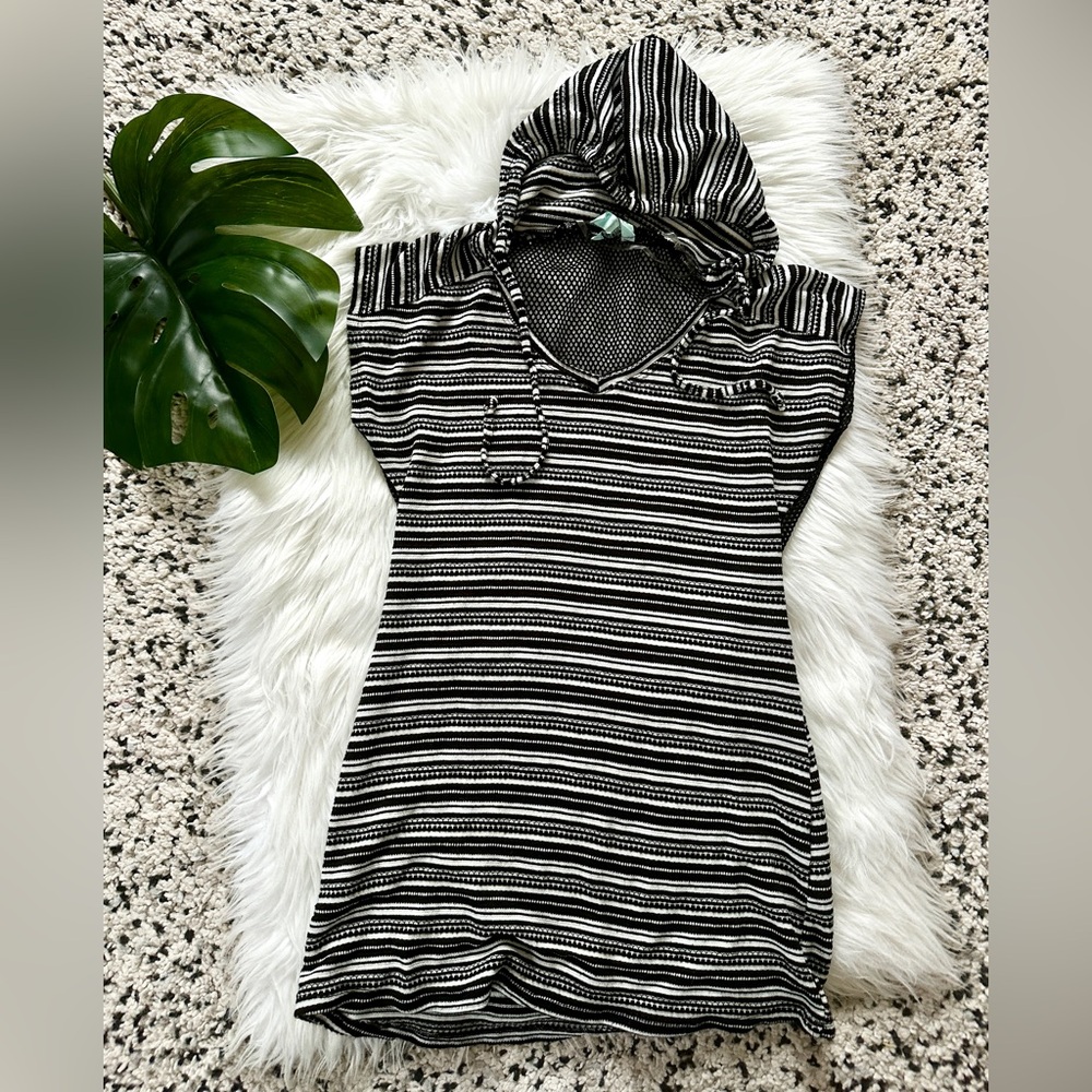 ⭐️ Striped Black and White Cover Up